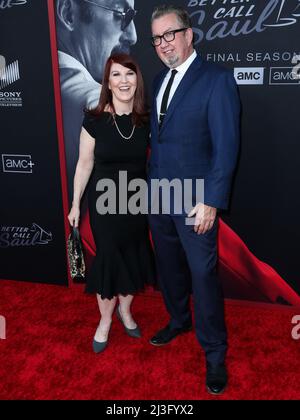 HOLLYWOOD, LOS ANGELES, CALIFORNIE, États-Unis - 07 AVRIL : Kate Flannery et Chris Haston arrivent à la première de Los Angeles de la saison 6 « Better Call Saul » d'AMC, qui s'est tenue au Hollywood American Legion Theatre Post 43 le 7 avril 2022 à Hollywood, Los Angeles, Californie, États-Unis. (Photo de Xavier Collin/image Press Agency) Banque D'Images