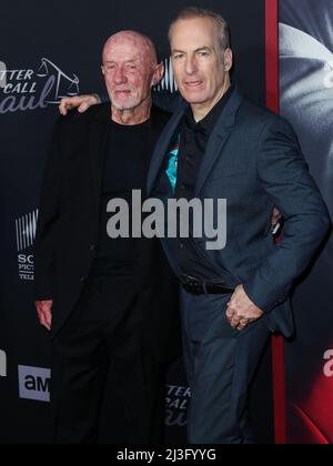 HOLLYWOOD, LOS ANGELES, CALIFORNIE, États-Unis - AVRIL 07 : Jonathan Banks et Bob Odenkirk arrivent à la première de Los Angeles de la saison 6 « Better Call Saul » d'AMC, qui s'est tenue au Hollywood American Legion Theatre Post 43 le 7 avril 2022 à Hollywood, Los Angeles, Californie, États-Unis. (Photo de Xavier Collin/image Press Agency) Banque D'Images