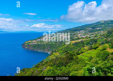 Ribeira Seca village et côte de l'île de Sao Jorge au Portugal. Banque D'Images