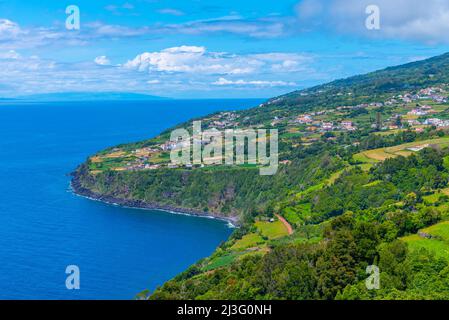 Ribeira Seca village et côte de l'île de Sao Jorge au Portugal. Banque D'Images