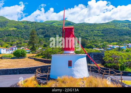 Moulin à vent en bois sur l'île de Sao Jorge aux Açores, au Portugal. Banque D'Images