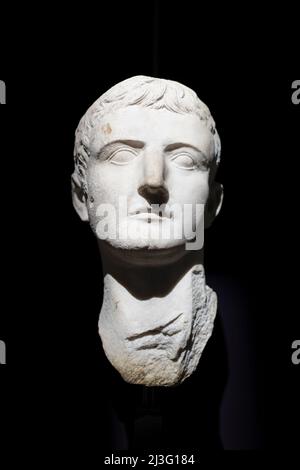 Tête en marbre de l'empereur Tiberius, civilisation romaine. Musée archéologique d'Istanbul, Turquie. Banque D'Images
