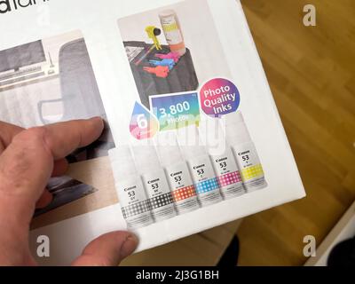 Londres, royaume-uni - AP 3, 2022 : boîte en carton d'une nouvelle imprimante multifonction Canon PIXMA G550 avec six réservoirs d'encre à base de colorants rechargeables et 3800 photos imprimées avec supplément Banque D'Images