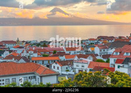 Île de Pico derrière la ville de Velas vue de Sao Jorge, Açores, Portugal. Banque D'Images