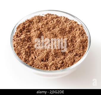 Poudre de cacao non cuite dans un bol en verre isolé sur fond blanc avec chemin de découpe Banque D'Images