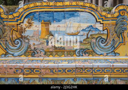 Maiolica siège carrelé dans le Chiostro Maiolicato Santa Chiara Naples Italie Banque D'Images