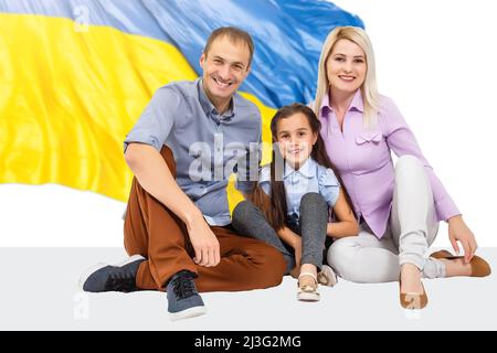 Famille avec drapeau ukrainet, couleurs jaune et bleu du drapeau ukrainien. Famille, unité, soutien,. L'invasion de l'Ukraine par la Russie, une demande d'aide Banque D'Images