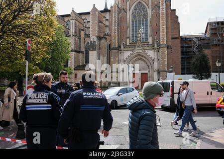 Un homme est tombé dans la cathédrale Saint-Etienne de Toulouse, au sud de la France ce vendredi matin, le 8 avril 2022, pendant une messe. Alors qu'une trentaine de personnes se trouvaient dans le bâtiment, l'intrus a laissé tomber deux paquets devant l'autel avant de s'enfuir. L'une des colis contenait un dispositif explosif fait maison contenant de l'acide. L'homme s'est finalement enfui, il a essayé d'intervenir, il n'a pas été blessé. Le ministère de l'intérieur indique que l'objet déposé par l'individu ressemblait à un "dispositif explosif improvisé, a priori sans dispositif de tir". Le paquet, qui a mesuré entre Banque D'Images