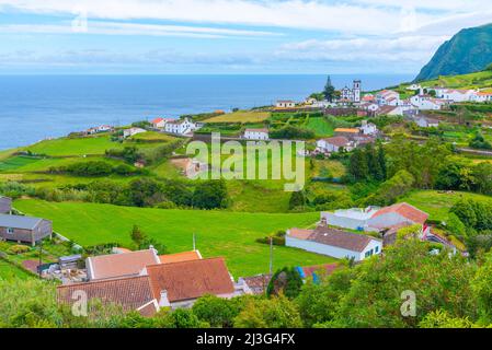 Vue aérienne de la ville de Nordeste sur l'île de Sao Miguel, Açores Portugal. Banque D'Images
