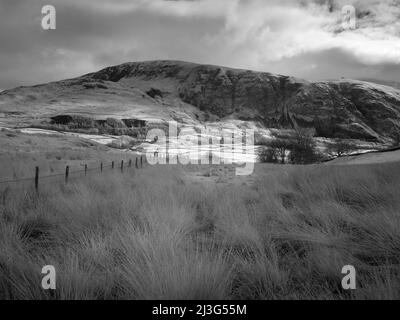 Image infrarouge de St John’s dans la vallée et de Clough Head de Low Rigg dans le parc national du district de English Lake, Cumbria, Angleterre. Banque D'Images