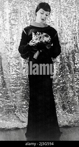 Carl Van Vechten photo portrait d'Anna May Wong avec China Cat en main - 1935 Banque D'Images