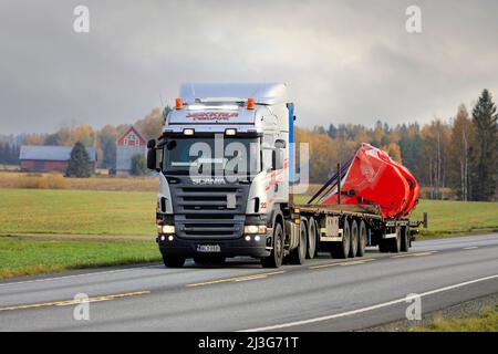 Le camion Scania R500 Seikkala transport Oy transporte le godet du chargeur frontal sur une remorque le jour de l'automne. Jokioinen, Finlande. 2 octobre 2020 Banque D'Images