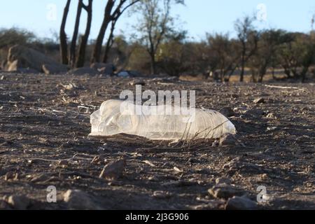 Bouteille d'eau en plastique rejetée, grande partie des déchets ou problème de pollution. Banque D'Images