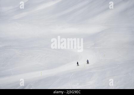 Pistes enneigées dans la station de ski de Gudauri, Géorgie. Montagnes du Caucase Banque D'Images