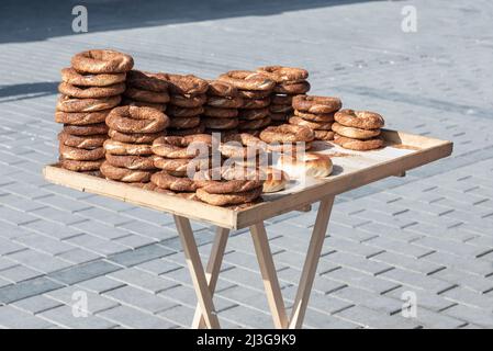 Bagel turc Simit au sésame, pâtisserie traditionnelle d'Istanbul. Banque D'Images