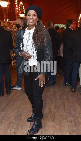 Cologne, Allemagne. 07th avril 2022. L'actrice Liz Baffoe vient à la première de Cologne de Circus Theatre Roncalli crédit: Horst Galuschka/dpa/Alay Live News Banque D'Images