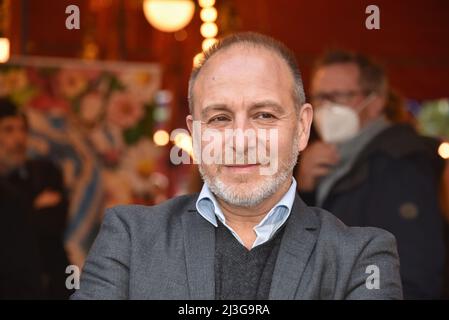 Cologne, Allemagne. 07th avril 2022. L'acteur Erdogan Atalay vient à la première de Cologne du Circus Theatre Roncalli crédit: Horst Galuschka/dpa/Alay Live News Banque D'Images