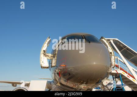 Vue de l'avion depuis le fuselage du pare-brise du poste de pilotage avant à l'aéroport Banque D'Images