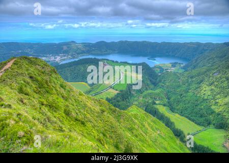 Miradouro da Boca do Inferno sur l'île de Sao Miguel, Portugal. Banque D'Images