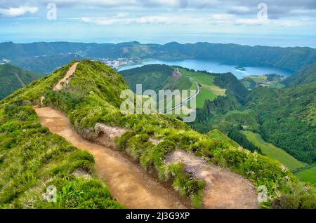Miradouro da Boca do Inferno sur l'île de Sao Miguel, Portugal. Banque D'Images