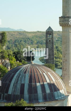 Paysage de la vieille ville de Pocitelj avec mosquée et tour de l'horloge, Bosnie-Herzégovine Banque D'Images