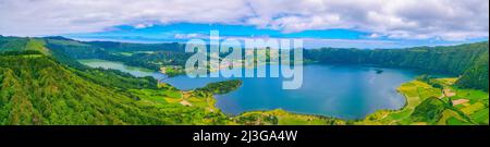 Vue aérienne de Lagoa Verde et Lagoa Azul sur l'île de Sao Miguel, Portugal. Banque D'Images