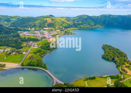 Vue aérienne de Lagoa Verde et Lagoa Azul sur l'île de Sao Miguel, Portugal. Banque D'Images