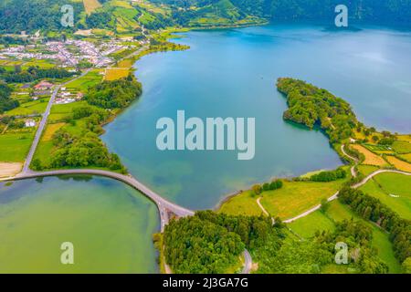 Vue aérienne de Lagoa Verde et Lagoa Azul sur l'île de Sao Miguel, Portugal. Banque D'Images