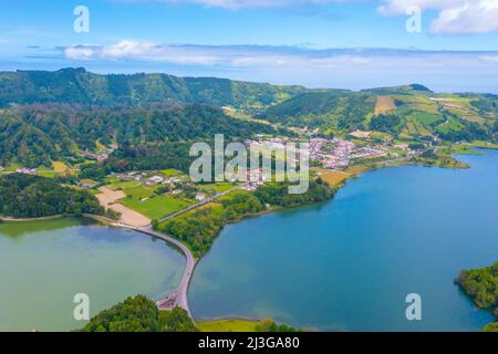 Vue aérienne de Lagoa Verde et Lagoa Azul sur l'île de Sao Miguel, Portugal. Banque D'Images