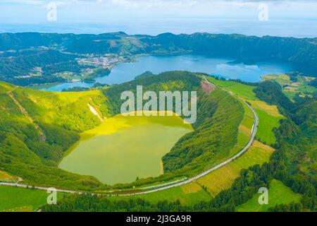 Vue aérienne de Lagoa Verde et Lagoa Azul sur l'île de Sao Miguel, Portugal. Banque D'Images