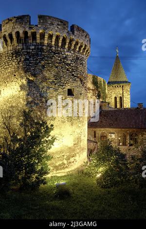 Tour ronde et clocher de la forteresse de Kalemegdan au crépuscule, Belgrade - Serbie Banque D'Images