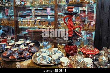 Le nargua et d'autres souvenirs orientaux d'époque dans le bazar de la rue de Sarajevo, Bosnie-Herzégovine Banque D'Images