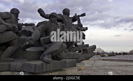 Une statue héroïque représentant des troupes soviétiques traversant la rivière Dniepr in1943 placée en face du Musée d'Etat ukrainien de la Grande Guerre patriotique situé à la périphérie du district de Pechersk à Kiev, en Ukraine Banque D'Images