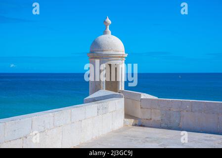 Forte de Santiago dans la ville côtière portugaise Sesimbra. Banque D'Images