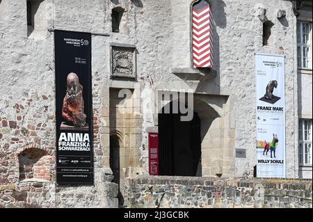 08 avril 2022, Saxe-Anhalt, Halle (Saale) : l'entrée du Moritzburg est conçue avec l'annonce à grande échelle de l'exposition du sculpteur Anna Franziska Schwarzbach. Jusqu'au 28,8.2022, les œuvres de l'artiste peuvent être vues dans une exposition spéciale du Musée d'art de Moritzburg. Le salon "Anna Franziska Schwarzbach" fait partie de la nouvelle exposition "Anna Franziska Schwarzbach et Franz Marc. Sculpture et Sculpture', et montre un aperçu du travail artistique de l'un des sculpteurs féminins contemporains les plus importants. Photo: Heiko Rebsch/dpa Banque D'Images