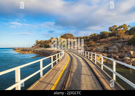 Île de granit vue depuis la chaussée au coucher du soleil, Victor Harbor, Fleurieu Peninsula, Australie méridionale Banque D'Images