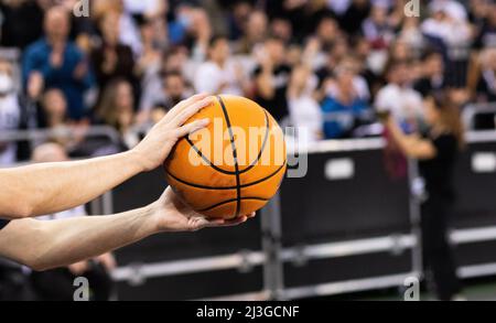 arbitre tenant le ballon de basket pendant le match Banque D'Images