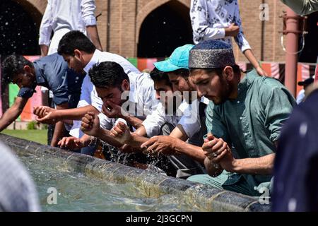 Srinagar, Inde. 08th avril 2022. Les musulmans cachemiriens effectuent une ablution avant d'offrir des prières à la Grande Mosquée (Jamia Masjid) pendant le premier vendredi du Ramadan à Srinagar. Les musulmans du monde entier marquent le mois du Ramadan, le mois le plus sacré du calendrier islamique au cours duquel les fidèles jeûnent de l'aube au crépuscule. Crédit : SOPA Images Limited/Alamy Live News Banque D'Images