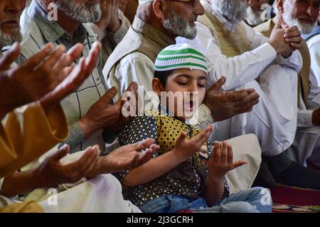 Srinagar, Inde. 08th avril 2022. Un garçon musulman cachemiri propose des prières de congrégations à l'intérieur de la Grande Mosquée (Jamia Masjid) pendant le premier vendredi du Ramadan à Srinagar. Les musulmans du monde entier marquent le mois du Ramadan, le mois le plus sacré du calendrier islamique au cours duquel les fidèles jeûnent de l'aube au crépuscule. Crédit : SOPA Images Limited/Alamy Live News Banque D'Images