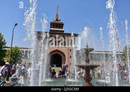 Srinagar, Inde. 08th avril 2022. Les musulmans cachemiriens effectuent une ablution avant d'offrir des prières à la Grande Mosquée (Jamia Masjid) pendant le premier vendredi du Ramadan à Srinagar. Les musulmans du monde entier marquent le mois du Ramadan, le mois le plus sacré du calendrier islamique au cours duquel les fidèles jeûnent de l'aube au crépuscule. Crédit : SOPA Images Limited/Alamy Live News Banque D'Images