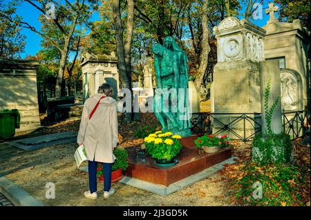 Paris, France - Femme visitant Tombeau, cimetière du Père Lachaise, Monument aux Juifs déportés du Drancy pendant la Seconde Guerre mondiale, juifs de l'holocauste pendant la seconde guerre mondiale Banque D'Images