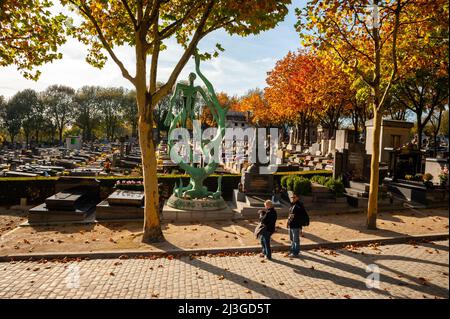 Paris, France - vue grand angle, couple de personnes, visite du cimetière du Père Lachaise, Monument aux Juifs déportés de Drancy pendant la seconde Guerre mondiale Banque D'Images