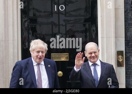 Le chancelier allemand OLAF Scholz arrive au 10 Downing Street à Londres pour une rencontre avec le Premier ministre Boris Johnson. Date de la photo: Vendredi 8 avril 2022. Banque D'Images