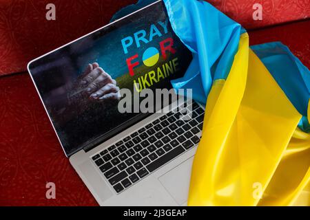 Drapeau de l'Ukraine. Priez pour l'Ukraine. laptop. Drapeau de l'Ukraine. Arrêter la guerre. Pas de guerre. Banque D'Images