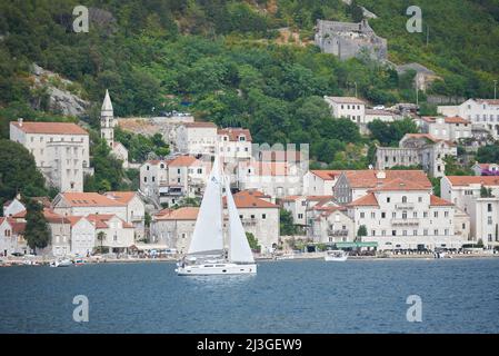 PERAST, MONTÉNÉGRO - 20 JUILLET 2021 : Yacht à voile sur le fond d'une vieille ville européenne Banque D'Images