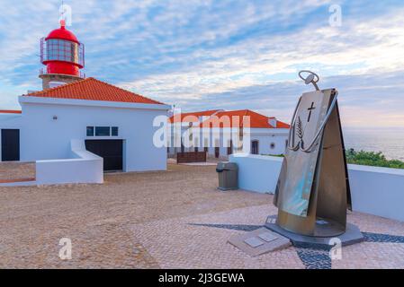 Phare de Cabo de Sao Vicente au coucher du soleil au Portugal. Banque D'Images