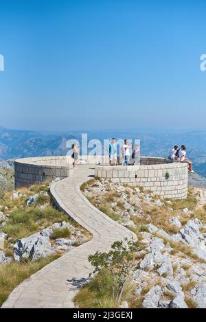 CETINJE, MONTÉNÉGRO - 23 JUILLET 2021 : un groupe de touristes dans le point de vue du parc national de Lovcen Banque D'Images