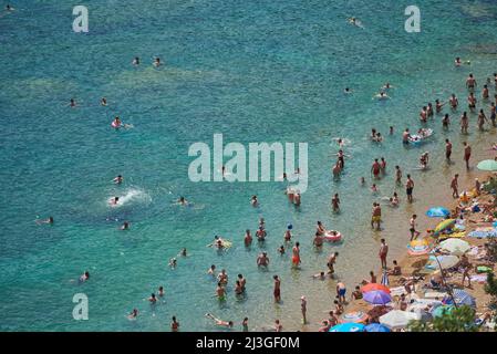 BUDVA, MONTÉNÉGRO - 25 JUILLET 2021 : beaucoup de personnes nagent dans la mer sur la plage Banque D'Images