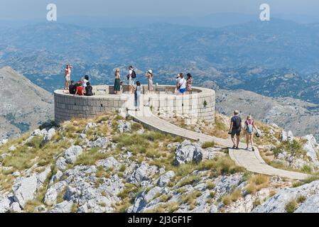 CETINJE, MONTÉNÉGRO - 23 JUILLET 2021 : les touristes sont venus au point de vue du parc national de Lovcen Banque D'Images