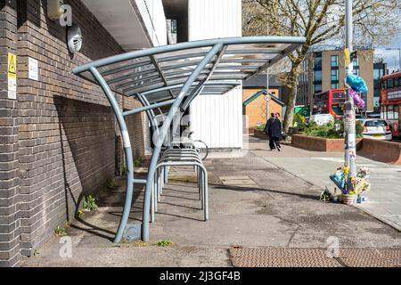 Kingston upon Thames Londres, Royaume-Uni, avril 07 2022, stand de stationnement de vélo de centre-ville au design moderne Banque D'Images